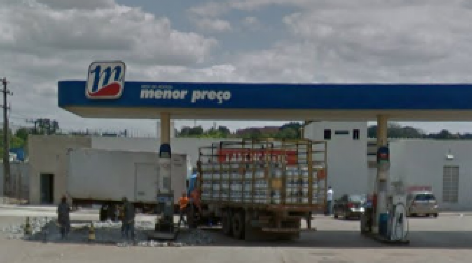 Trio explode cofre dentro de posto de gasolina na BR-324