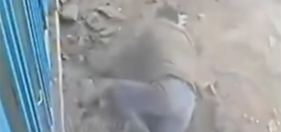 Caiu na rede: homem joga cigarro aceso em buraco de calçada e causa explosão