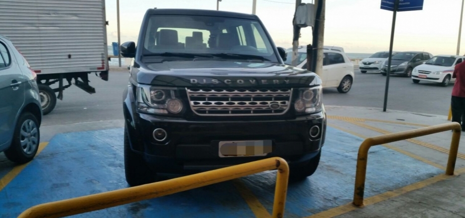 Leitor flagra carro de luxo ocupando duas vagas para deficientes na Perini