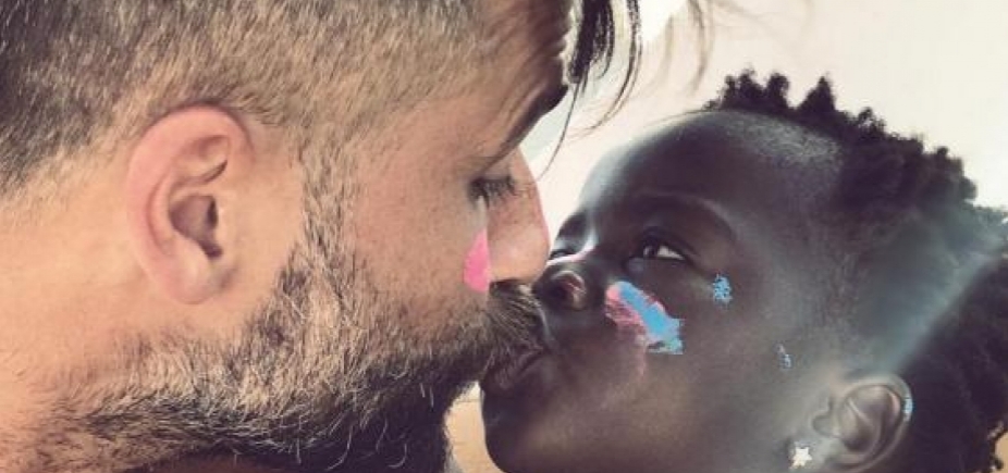 Titi protagoniza fotos em homenagem aos 35 anos de Bruno Gagliasso