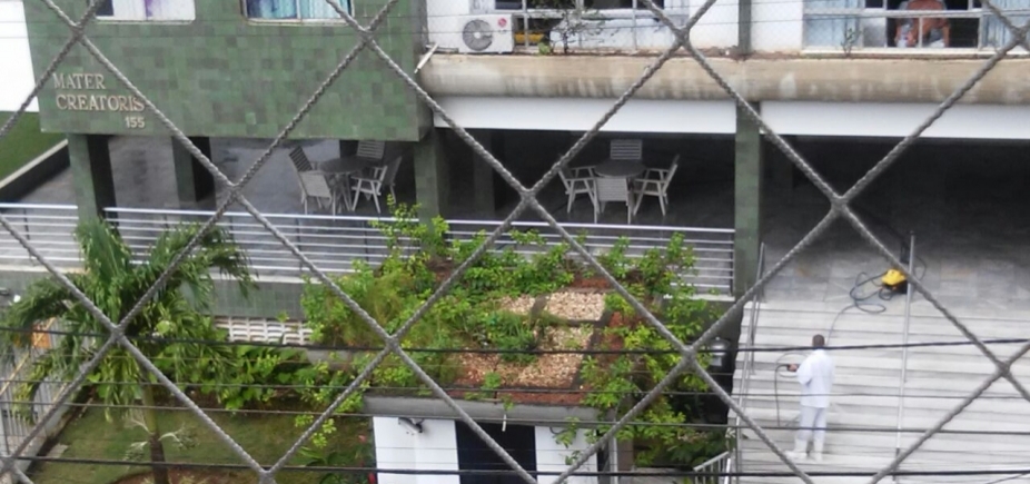 Em dia chuvoso, escadaria de prédio é lavada com mangueira e morador denuncia: \'Desperdício\'