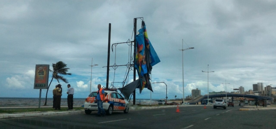 Ventos fortes comprometem outdoor e estrutura ameaça cair na Orla 