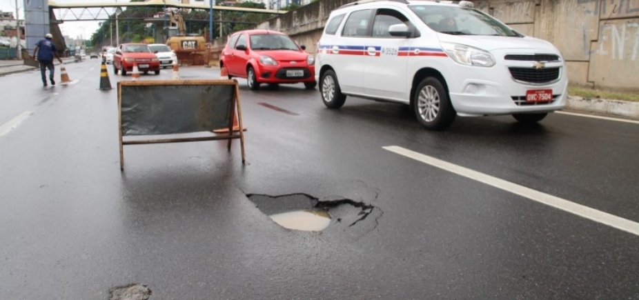 Chuva: asfalto cede e cratera começa a ser formada na Av. Heitor Dias