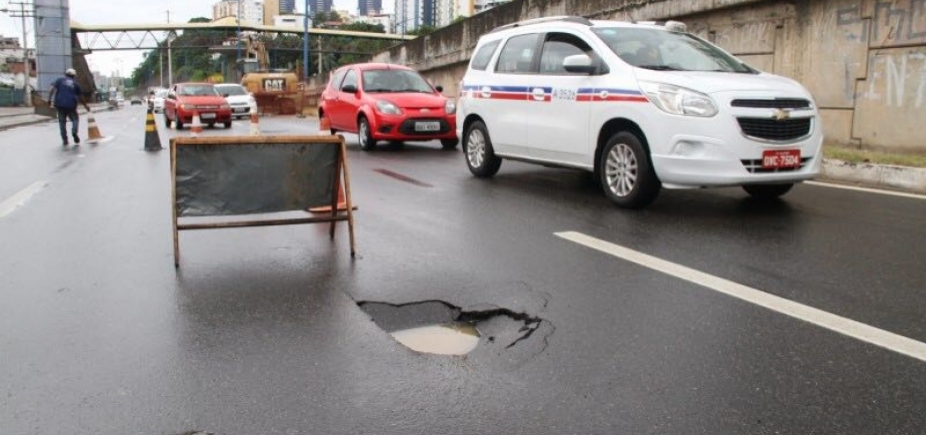 Buraco que a Seman diz ter fechado continua na Av. Heitor Dias