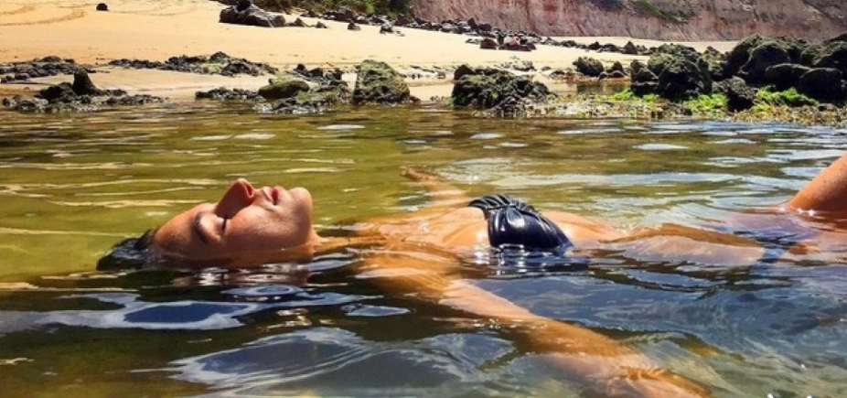 Sereia na vida real! Isis Valverde exibe corpão em praia e ganha elogios: \'Perfeita\'