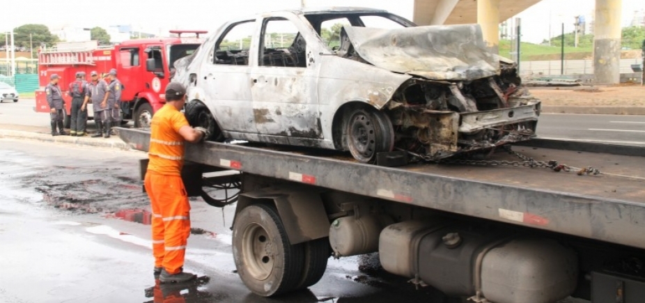 Carro pega fogo após colidir com ônibus na Av. Luiz Viana Filho
