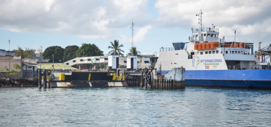 Ferry tem movimento intenso de carros e pedestres na volta do feriadão neste domingo