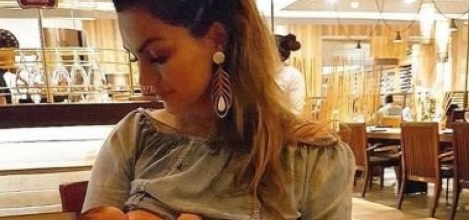 Kelly Key é criticada após publicar foto amamentando filho em shopping