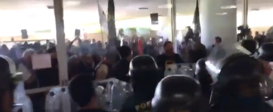 Policiais entram em confronto com Polícia Legislativa no Congresso; veja vídeo