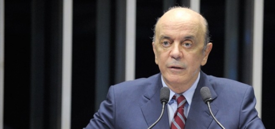 Senador José Serra é internado com dores na coluna