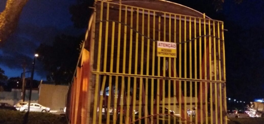 Pedestres aguardam inauguração de ponte \'trancada\' em Lauro de Freitas