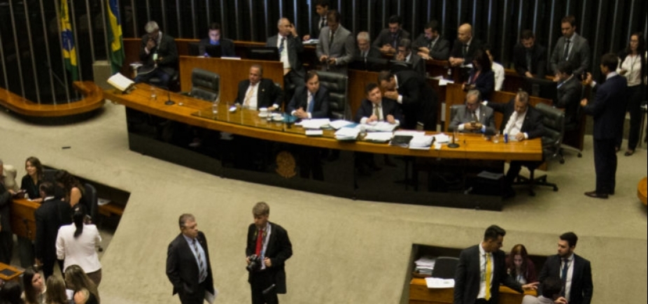 Após manobra, Câmara aprova urgência da reforma trabalhista