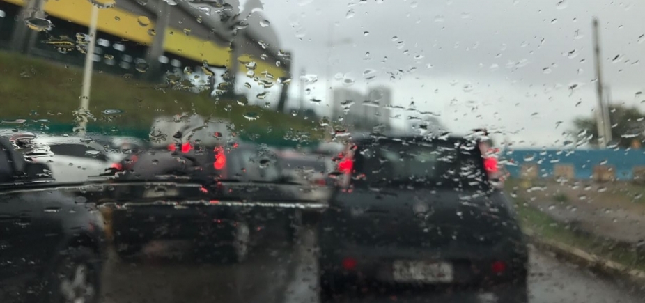 Trânsito: chuva e acidentes causam retenção nesta quinta-feira; confira