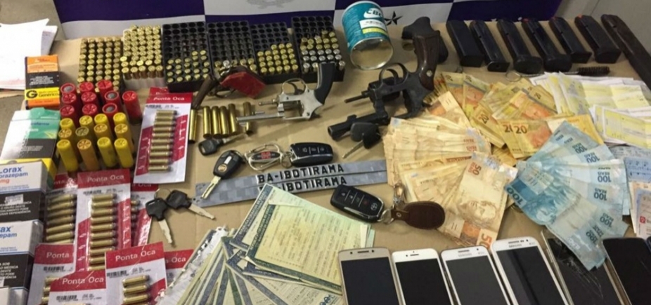 Polícia apreende mais de 500 munições, R$ 8 mil, armas e carros durante prisão de suspeito
