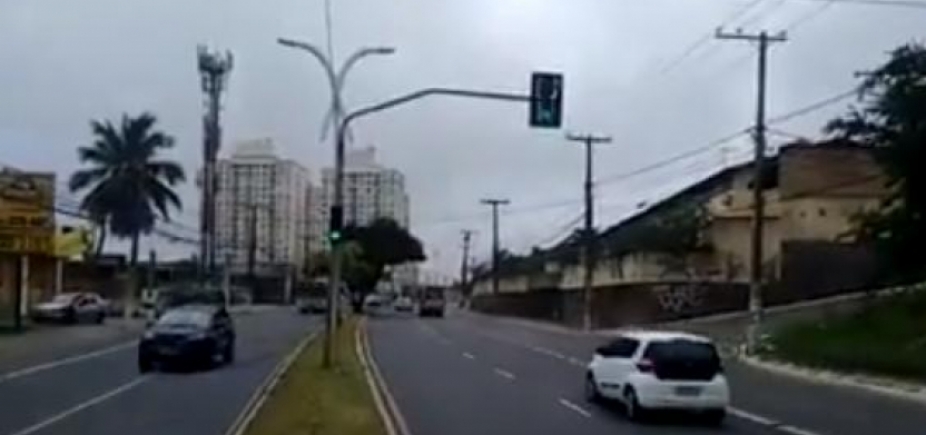 Semáforo muda direto do verde para o vermelho, sem passar pelo amarelo; veja
