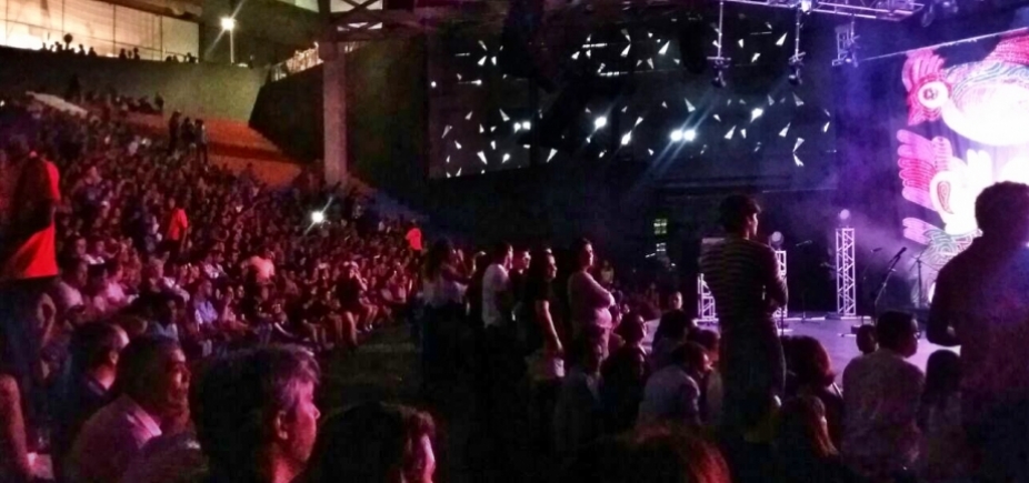 Público reclama de pessoas em pé na frente do palco em show na Concha Acústica: 'Egoísmo'