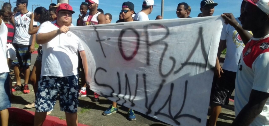 Torcedores do Vitória pedem a saída de Argel e Sinval Vieira do clube durante protesto; veja vídeo 