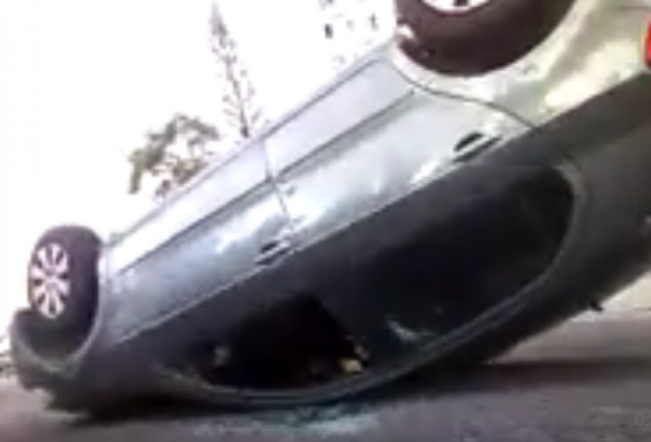 Carro capota após colisão no Garcia; veja vídeo