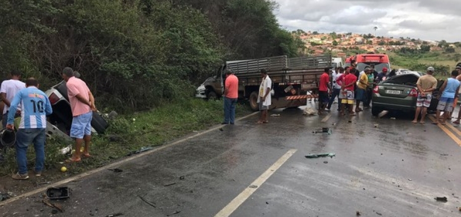 Acidente entre quatro veículos mata três pessoas na BR-101 em Sapeaçu
