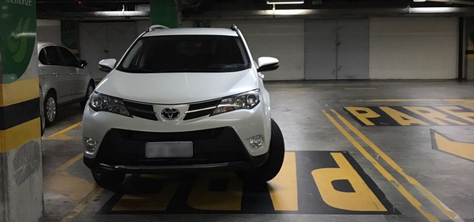 Motorista estaciona carro em local proibido no Salvador Shopping