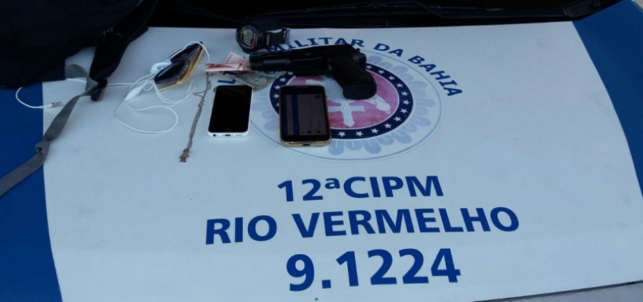 Homem assalta passageiros de ônibus com arma falsa e é preso