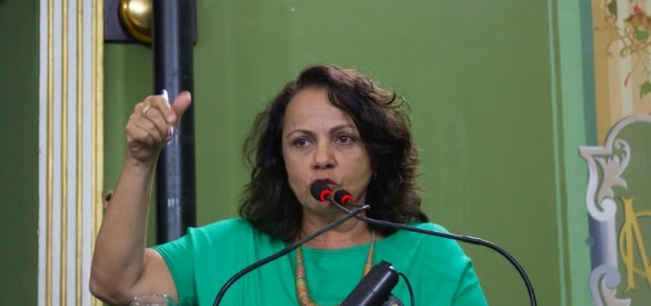 Vereadora critica \'decisão autoritária\' da prefeitura de cortar ponto dos servidores
