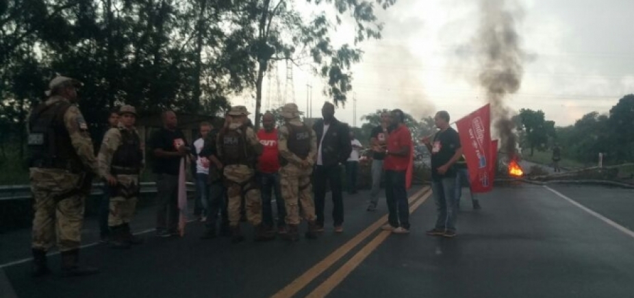 Manifestantes espalham pregos em via de Camaçari e viatura tem pneus danificados