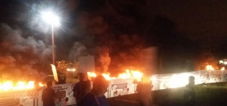 Brasília: polícia interdita acessos ao aeroporto; manifestantes queimam pneus 
