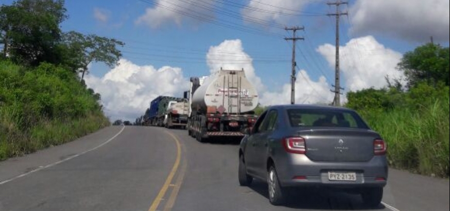 Manifestantes bloqueiam entrada de Madre de Deus e impedem acesso a Refinaria