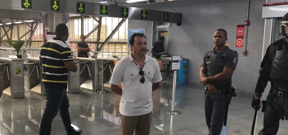 Greve geral: grupo invade Estação Rodoviária do Metrô e põe fogo em pneus