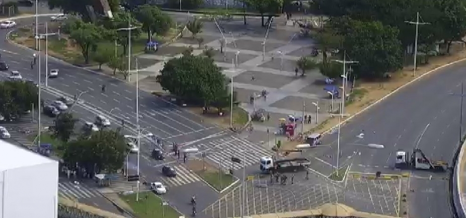 Depois de quase sete horas, manifestantes liberam Avenida ACM