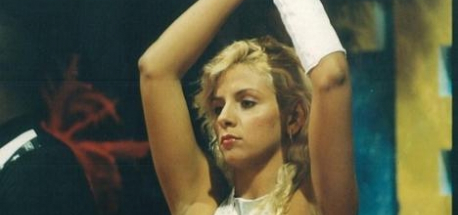 Há 22 anos! Carla Perez posta foto da época do \'É o Tchan\' e ganha elogios