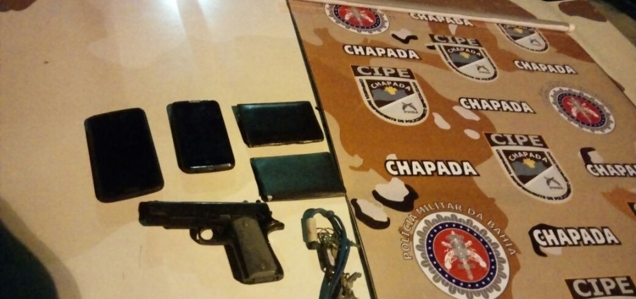 Após denúncia pelo WhatsApp, polícia captura três, recupera duas motocicletas e apreende pistola de brinquedo