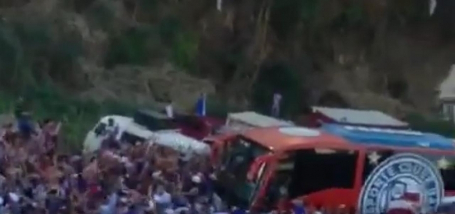 Jogadores do Bahia passam no meio da torcida antes de entrar na Fonte Nova; veja vídeo