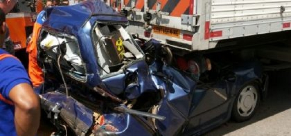 Motorista sobrevive após ter carro prensado em acidente na BR-116