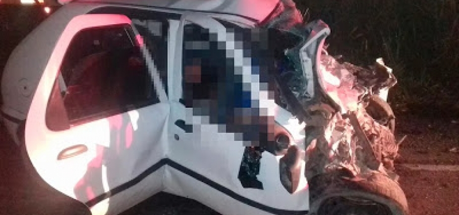 Oito pessoas morrem em acidente envolvendo caminhão e carro de passeio na BR-101