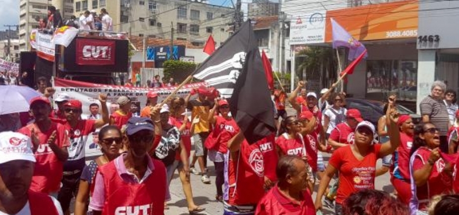 1º de Maio: movimentos sociais e centrais sindicais protestam em Recife