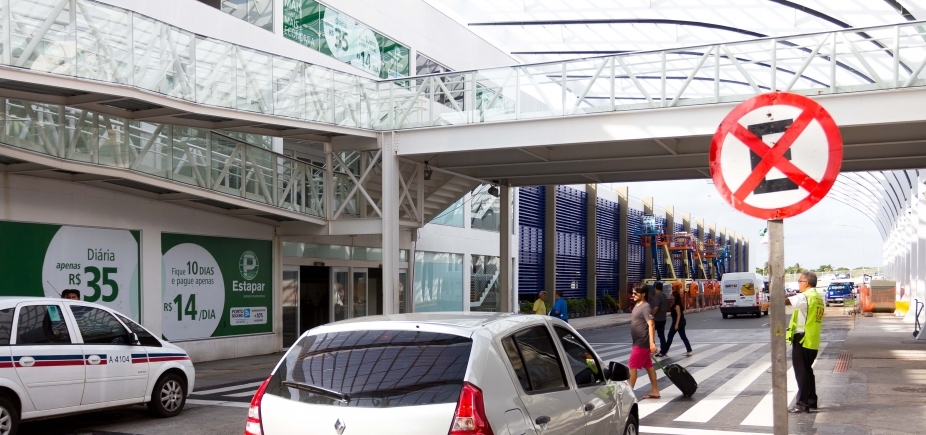 Filas duplas complicam trânsito na rodoviária e no aeroporto: “Infração”