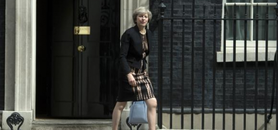 Dissolução do parlamento britânico será pedido à rainha Elizabeth por primeira ministra