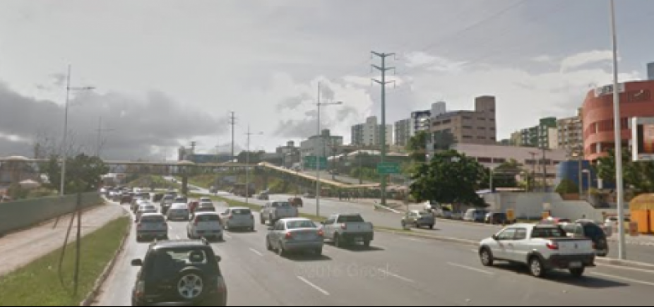 Trecho da Paralela sofre interdição para instalação de passarela