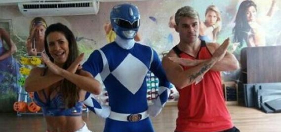 Sheila Carvalho dança hit do Parangolé ao lado do Ranger Azul; veja vídeo
