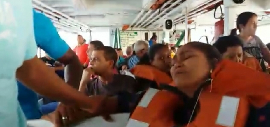 Vídeo mostra desespero em lancha atingida por forte onda; embarcação ficou alagada