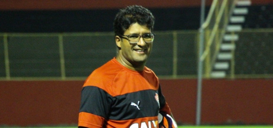 Técnico interino do Vitória pede paz nos Ba-Vis decisivos do Baiano: \'Somos espelho\'