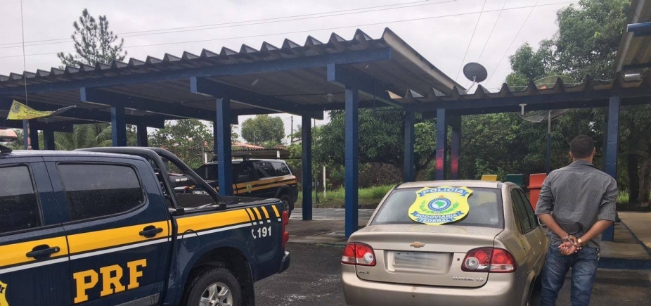 PRF recupera carro roubado e prende foragido da Justiça em Alagoinhas