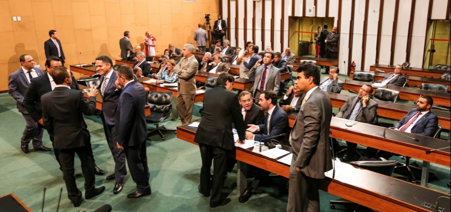 Deputados trocam agressões durante sessão na Assembleia Legislativa