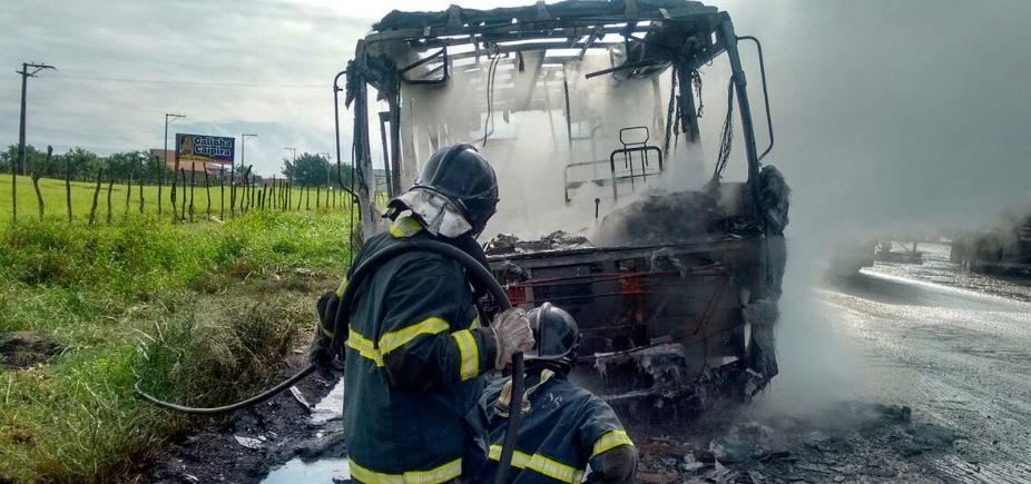 Ônibus escolar que transportava crianças pega fogo na BR-101