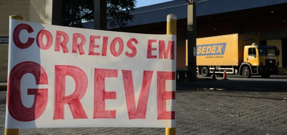 Funcionários dos Correios realizam ato em frente ao maior centro de operações da Bahia