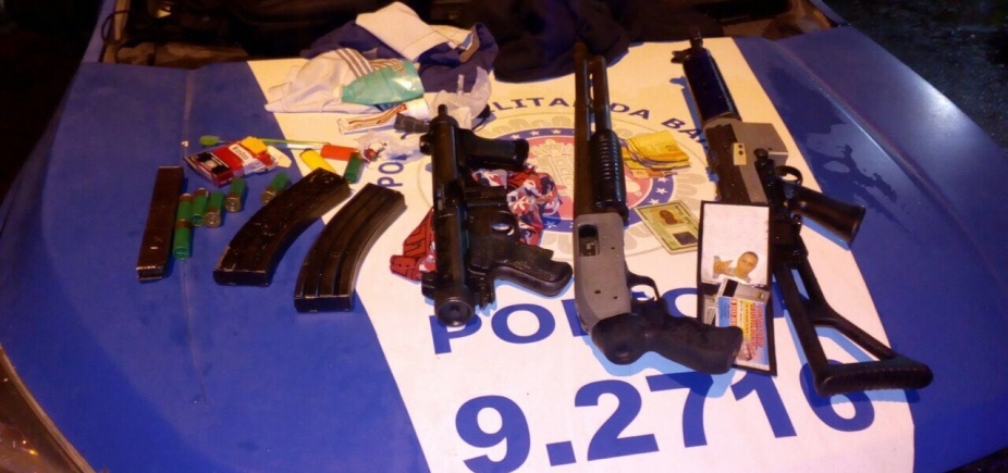 PM apreende fuzil, submetralhadora e espingarda que seriam utilizados em roubo a banco