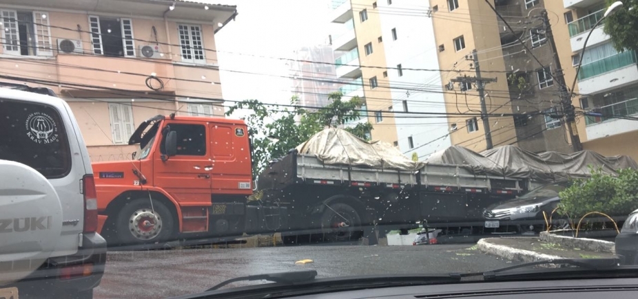 Com carga de 35 toneladas, carreta quebra e complica trânsito na Graça