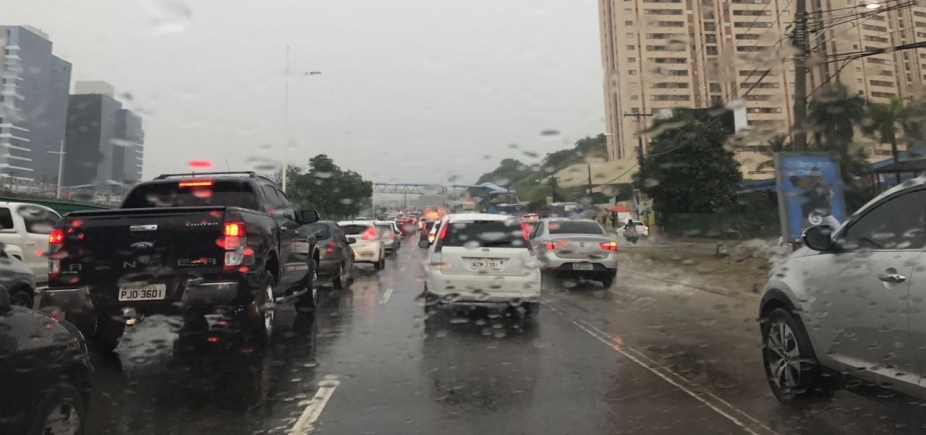 Após manhã de chuva, trânsito continua complicado em Salvador 